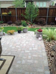 outdoorpaverdesigns_patio_w_flowers   